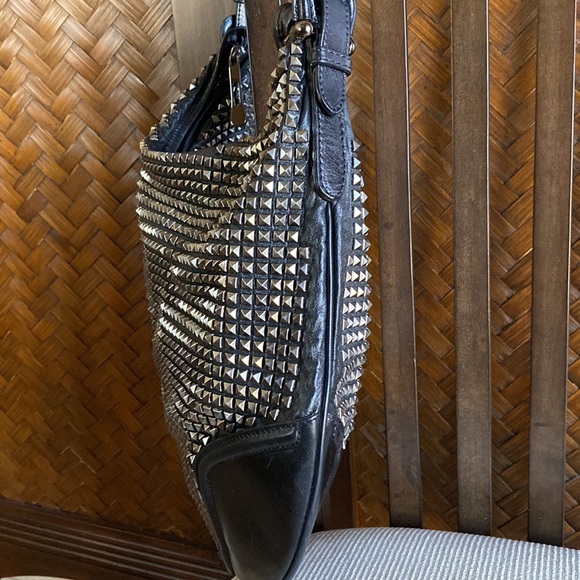 BURBERRY PRORSUM - Black Studded Leather Hoxton Hobo - Picture 9 of 16